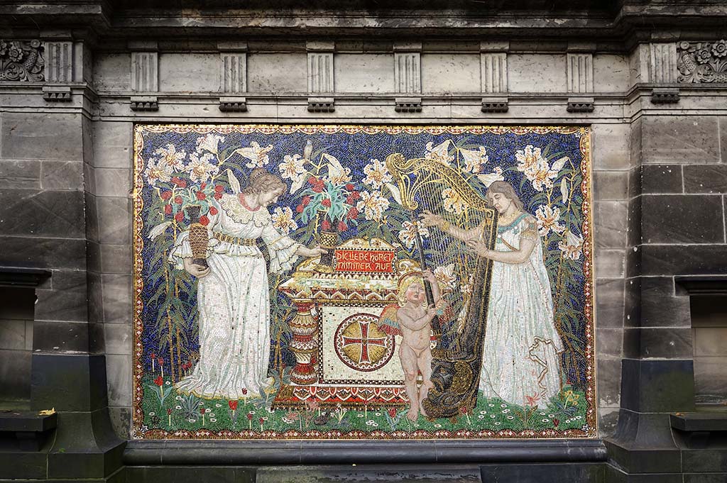Jugendstil-Mosaik mit Engeln auf dem Friedhof Berlin-Grunewald