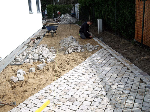 Pflasterung des Gartenwegs Pflasterung eines Gartenwegs