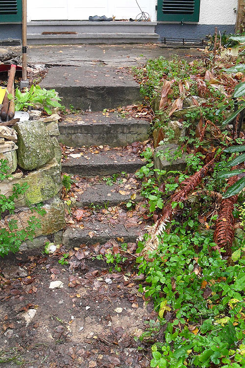 Die Treppe vor dem Umbau - leicht beschdigt und zu schmal