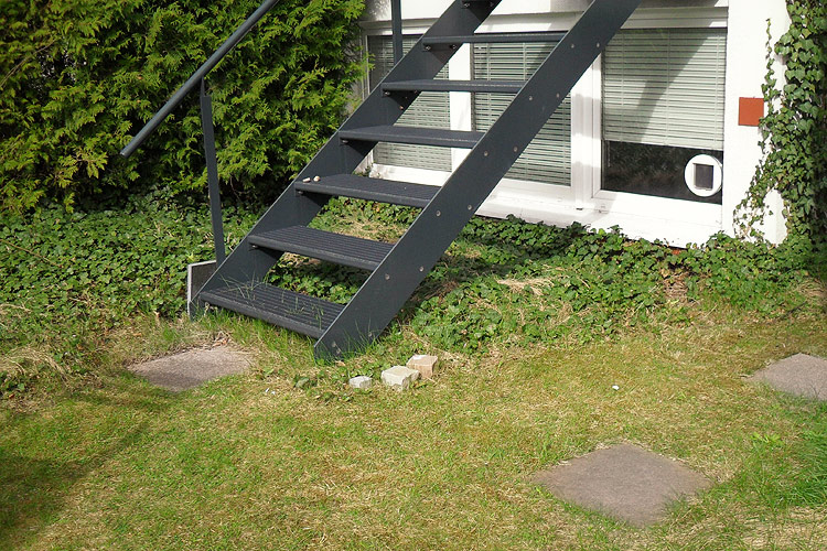 bergang von einer Treppe in den Garten: Vorher-Situation mit Rasentrittsteinen