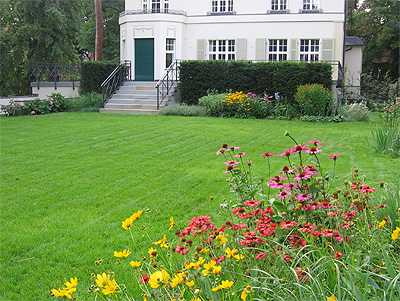 Gartenegstaltung: Terrassenbau, Heckenpflanzung, Staudenbeete