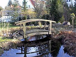 Holzbr�cke �ber einen Teich