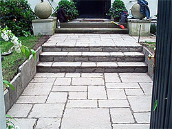 Verschieden gro�e Natursteinplatten