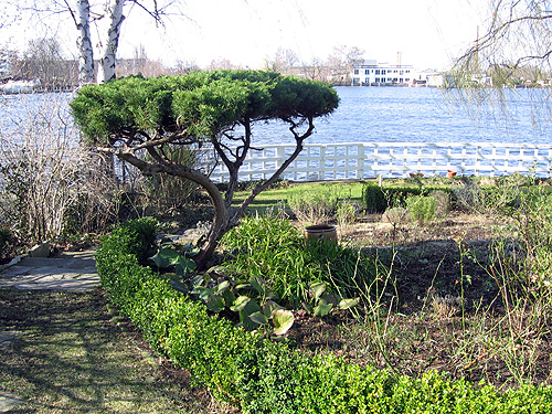 Rundweg um den Garten