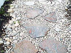 Polygonalplatten als Trittsteine